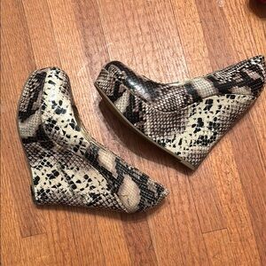 Steve Madden Cream and Black Reptile Print Handbag